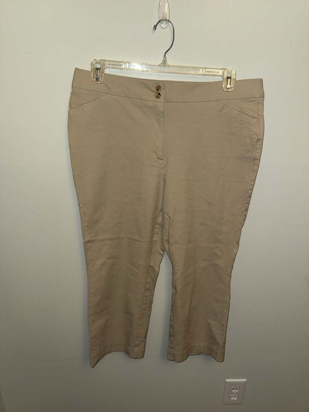 Chico’s Women's Size 2.5 / 14 Khaki Cropped Pants So Slimming Double Button